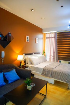 50F Studio in Makati - Sunset View, Fast WiFi, Pool, Own Balcony, Gym Access